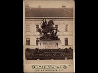 Spomenik 'Sv. Juraj ubija zmaja' 1893. godine (Foto Ivan Standl)  Fotografija prikazuje spomenik svetom Jurju na današnjem trgu Josipa Jurja Strossmayera, nekad Akademičkom trgu. Spomenik je kositreni odljev kipa Antuna Dominika Fernkorna, a 1884. godine iz Maksimira je premješten pred palaču JAZU (danas HAZU). 1908. godine premješten je na treću lokaciju - Sveučilišni trg (danas Trg Republike Hrvatske).